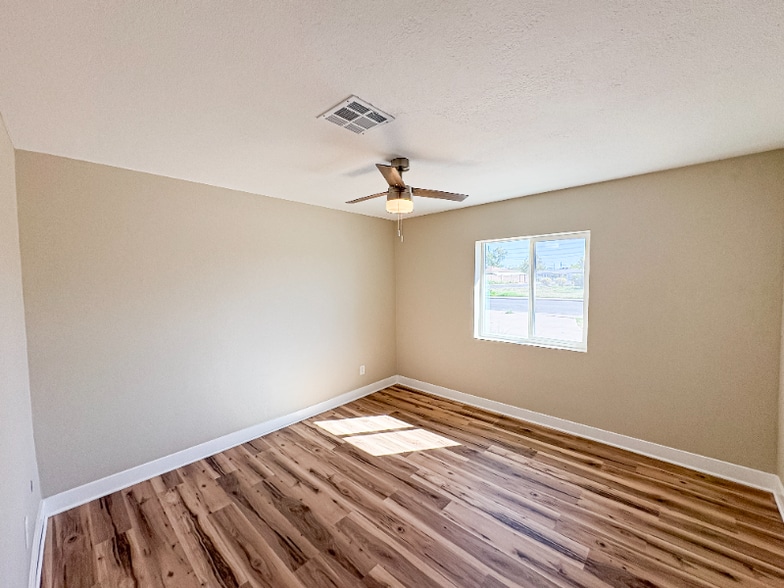 Building Photo - 1530 W 4th Pl