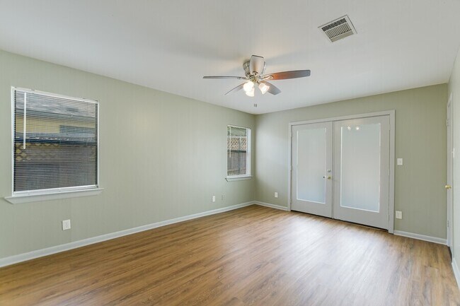 Building Photo - 3414 Hollywood Ave