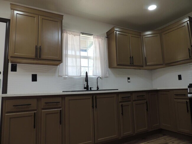 Building Photo - 2816 Catalina Dr