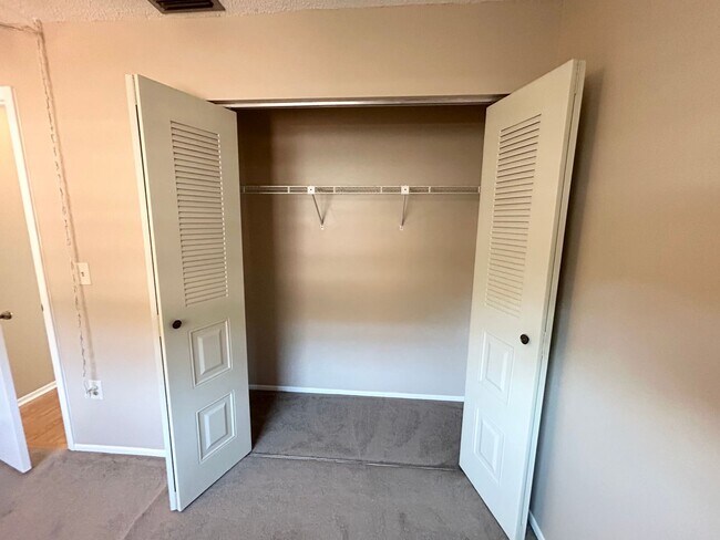 Building Photo - 2 Bedroom Villa with Screened in Patio!