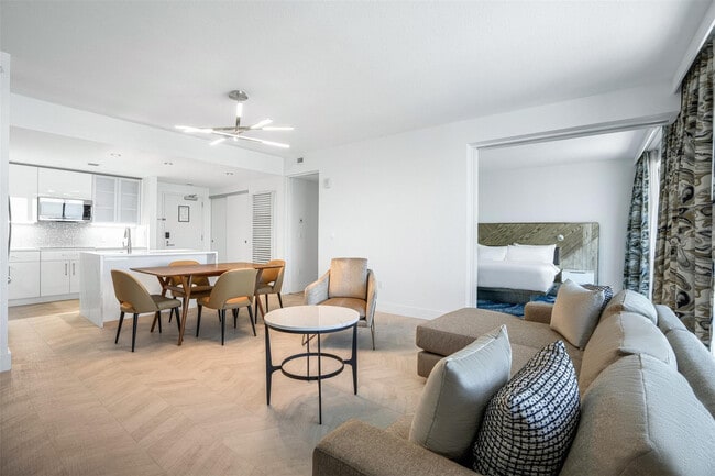 Building Photo - 3101 Bayshore Dr