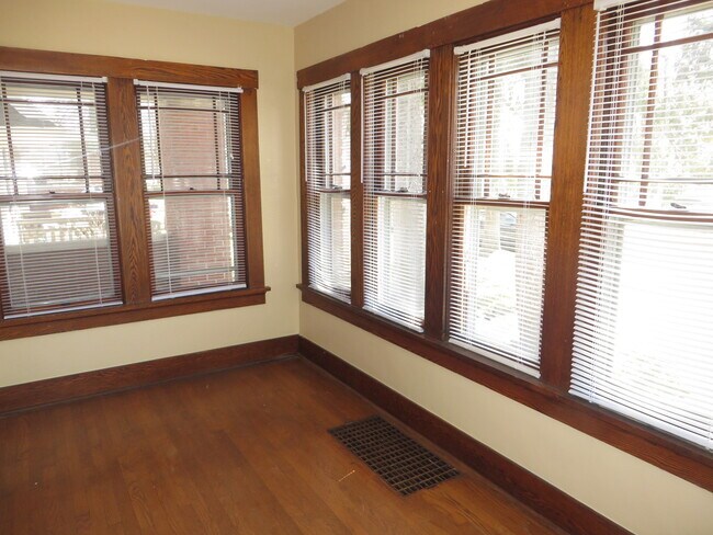 Building Photo - 826 Nuttman Ave