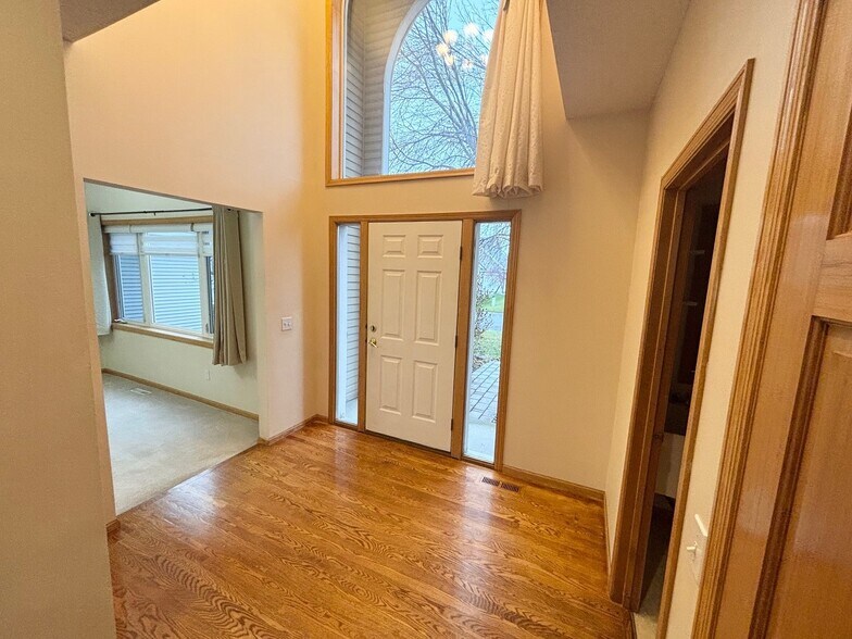 Building Photo - 15014 Valley View Pl