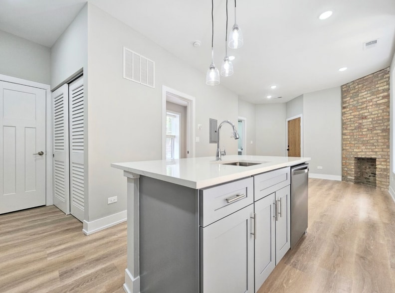 Building Photo - 428 W Belden Ave