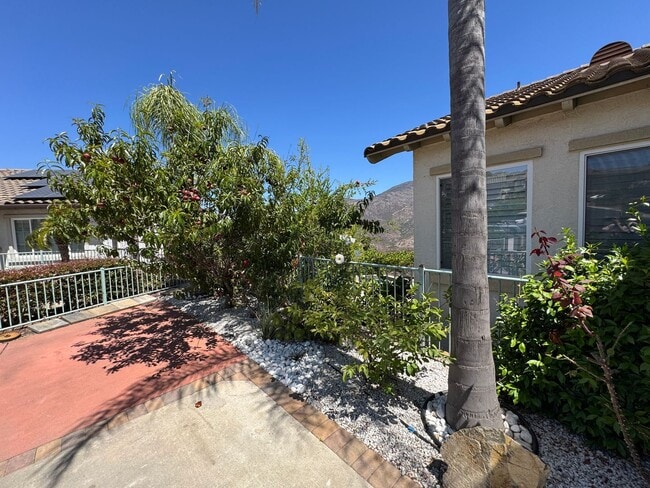 Building Photo - Beautiful 5 Bedroom Home