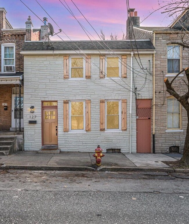 Building Photo - Newly  remodeled Historic Area Property