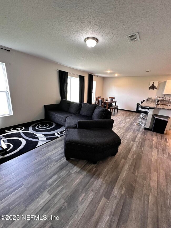 Building Photo - 450 River Hl Dr