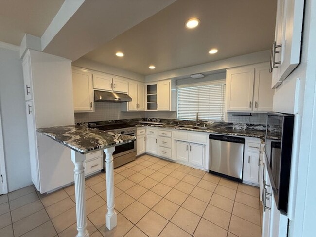 Building Photo - Large Corner lot with Lots of Curb Appeal