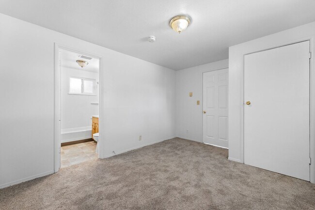 Building Photo - Cunningham Duplex