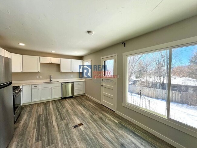 Building Photo - 324 Davie Dr