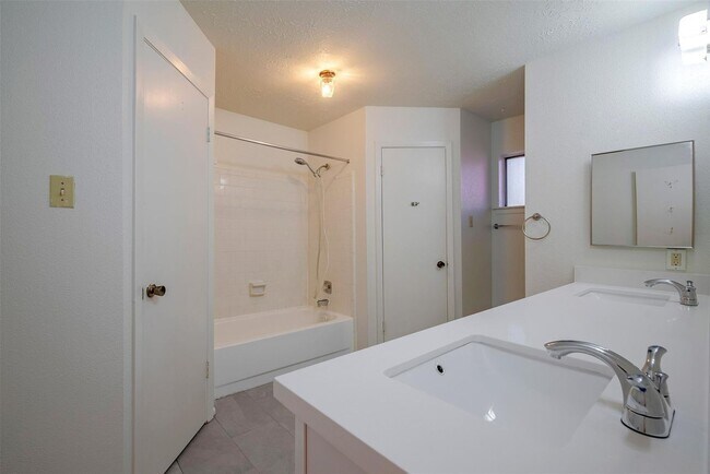 Building Photo - 10906 Maple Rock Dr