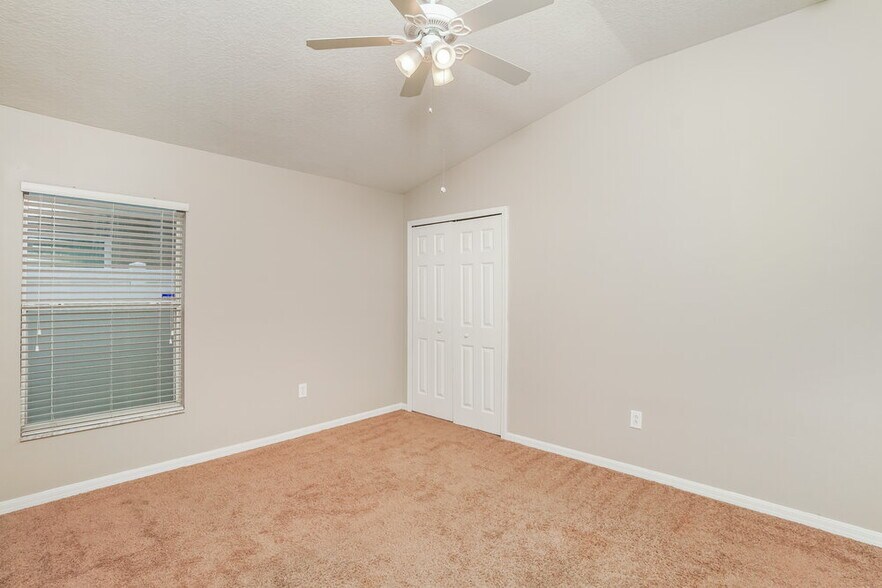 Building Photo - 15950 Leatherleaf Ln