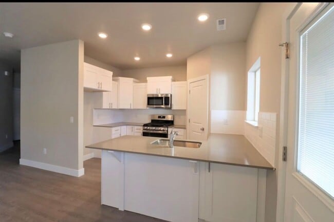 Building Photo - Cedar Bend Townhome,  Pets Okay