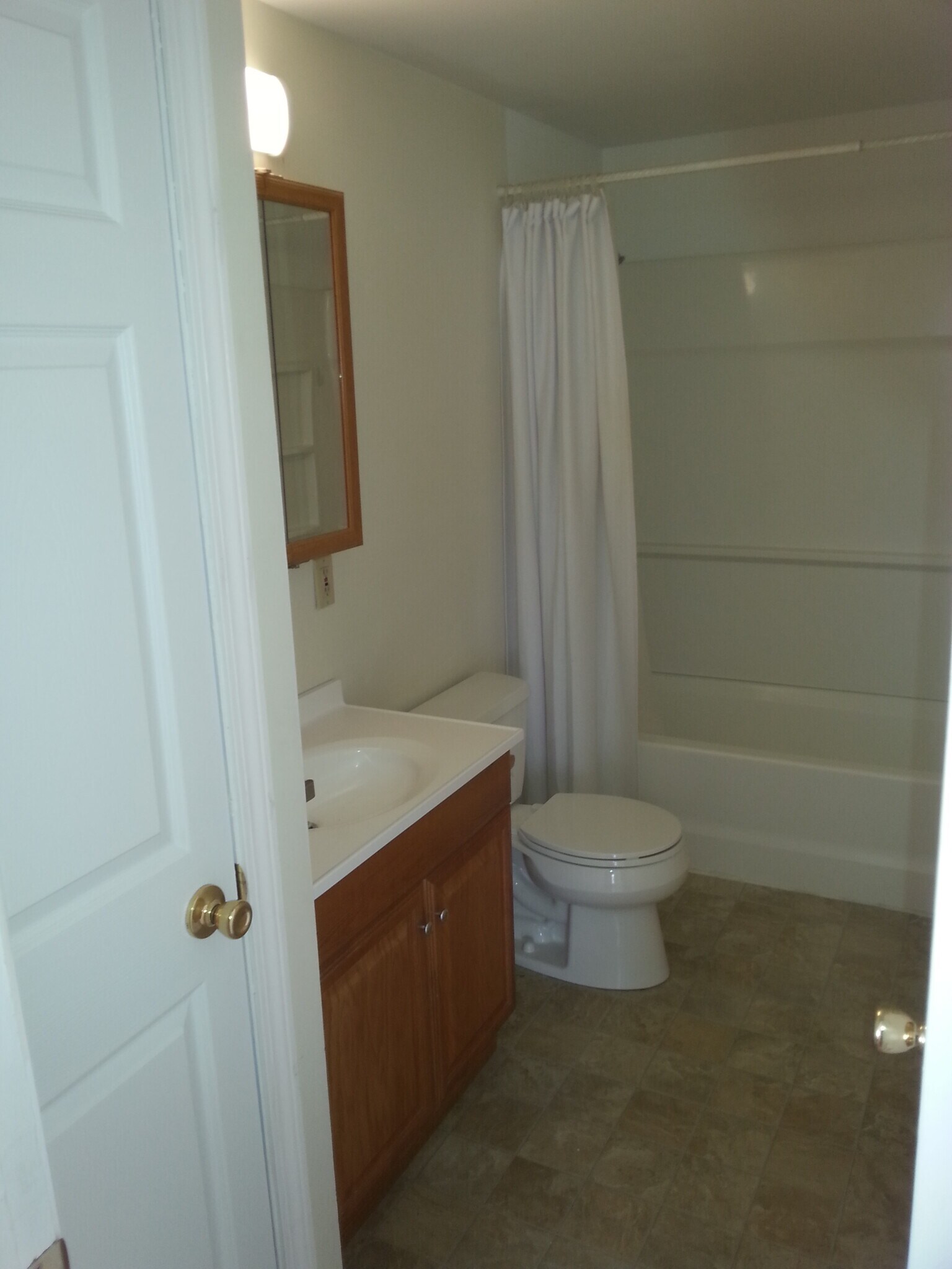 2nd floor bath - 224 S Sage Cir