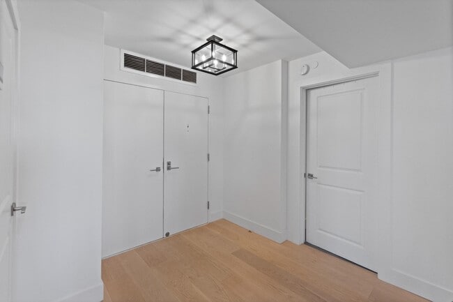 Building Photo - 115 Lakeshore Dr