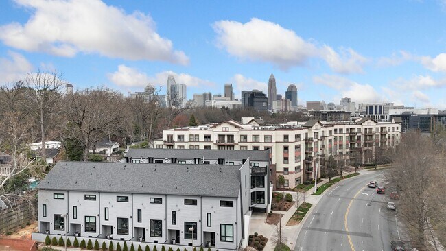 Building Photo - Modern Townhome with Roof Terrace in Dilworth Neighborhood Charlotte NC