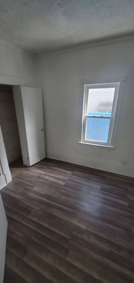 Building Photo - Charming 4-Bedroom Property in Prime Location