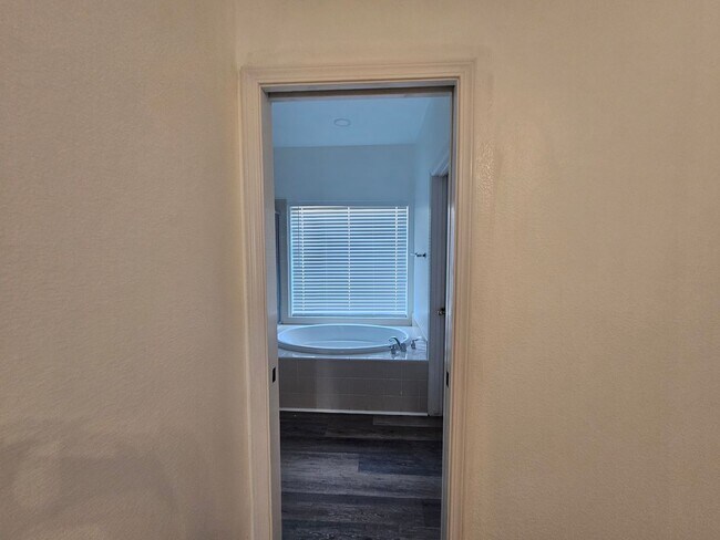 Building Photo - 4 Bedroom 2 Bath