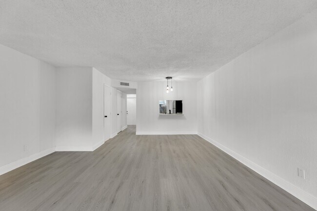 Building Photo - 904 Banks Rd