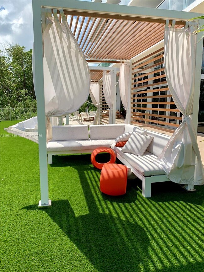 Building Photo - 16385 Biscayne Blvd