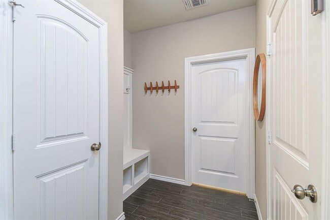 Building Photo - 9623 Thimbleweed Dr