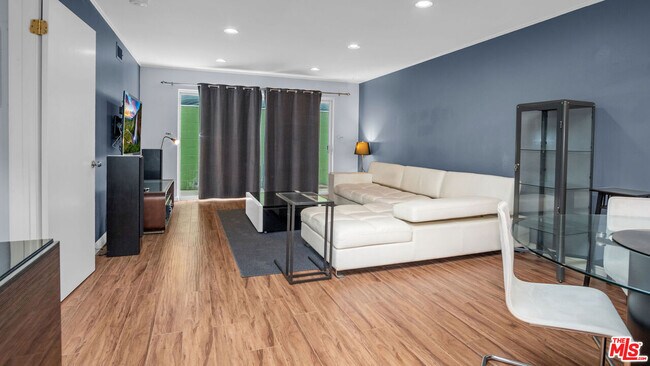 Building Photo - 2260 N Cahuenga Blvd