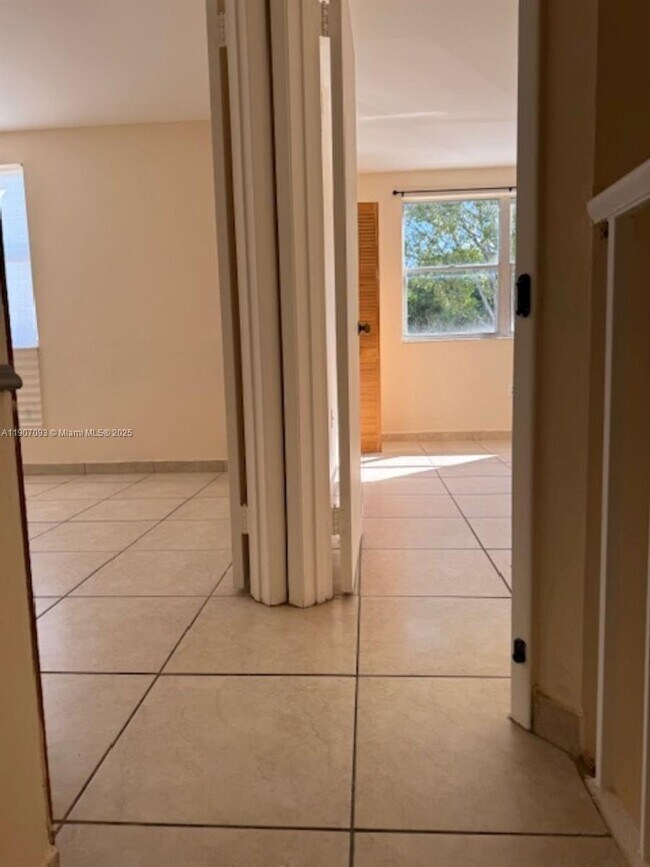 Building Photo - 4570 SW 68th Ct Cir