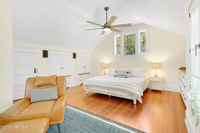 Building Photo - 290 St George St