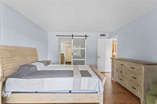 Building Photo - 2312 S Cypress Bend Dr