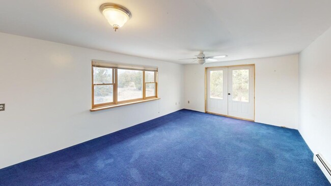 Building Photo - Light and Bright Country Living 3 bed plus...