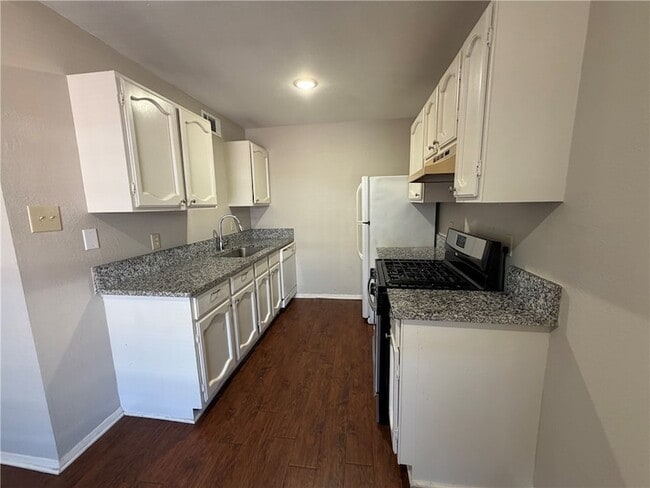 Building Photo - 802 Navidad St