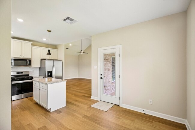 Building Photo - 3085 Sorrento Hl Dr