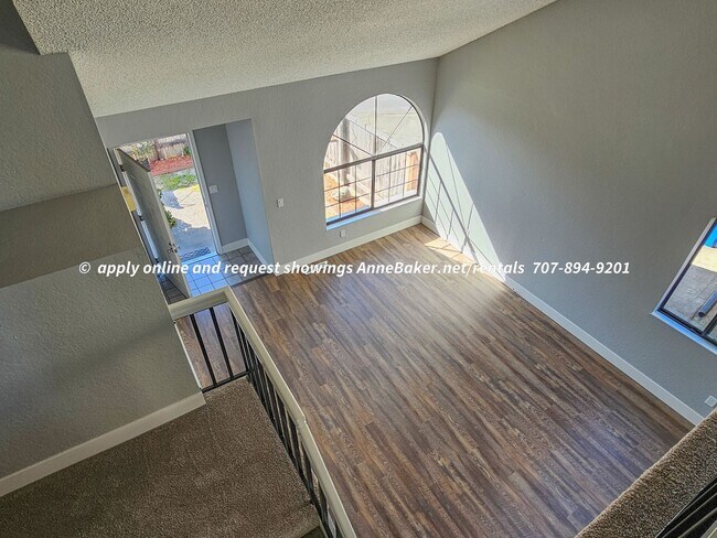 Building Photo - Newly Updated - New Appliances, Flooring, ...