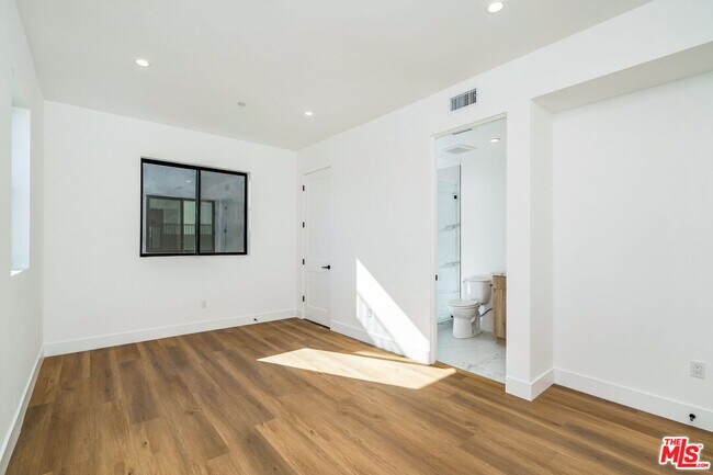Building Photo - 2204 1/2 Carmona Ave