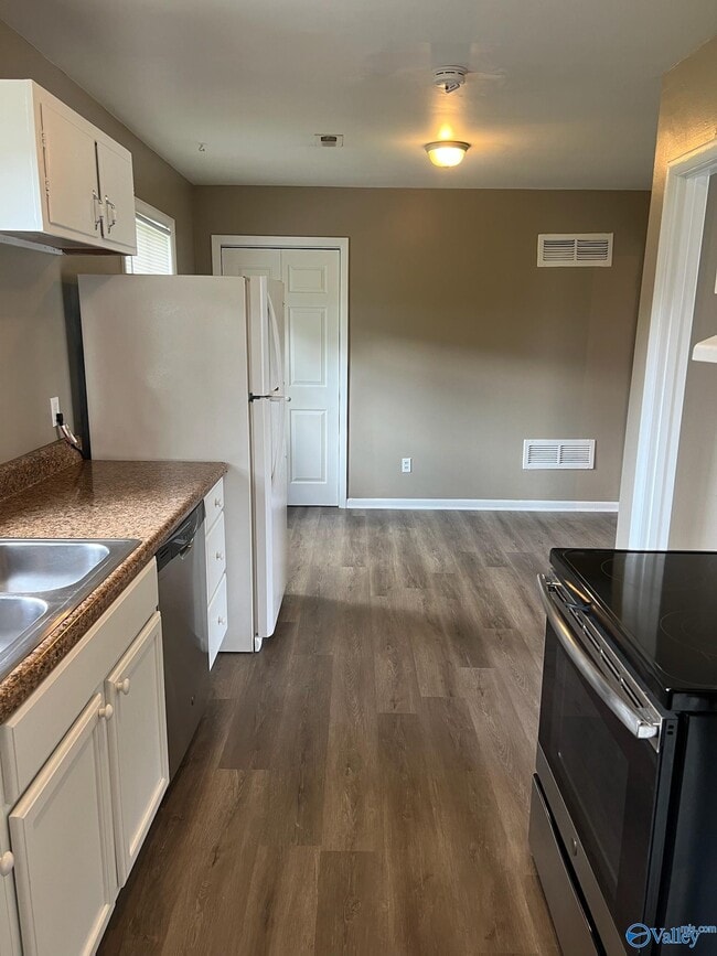 Building Photo - 1002 Lowell Dr SE