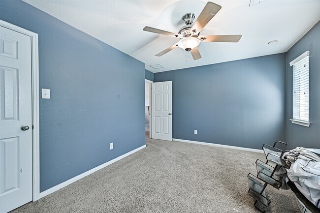 Building Photo - 2411 Lakecrest Town Dr