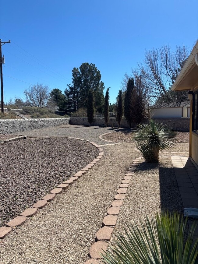 Building Photo - 5475 Valle Alegre