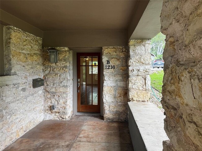 Building Photo - 1216 W 22nd St