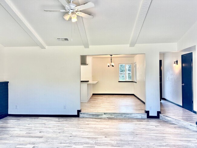 Building Photo - Clovis 3/2 with Large Lot