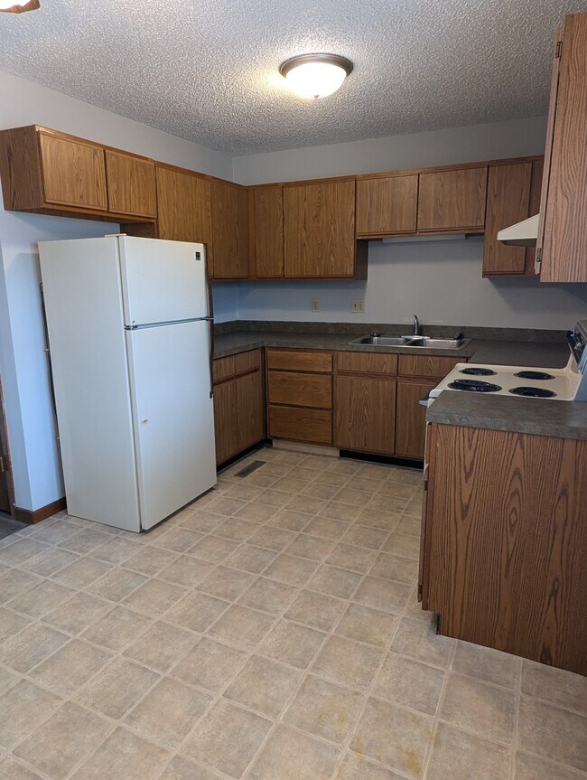 Kitchen - 1335 Applewood Ln