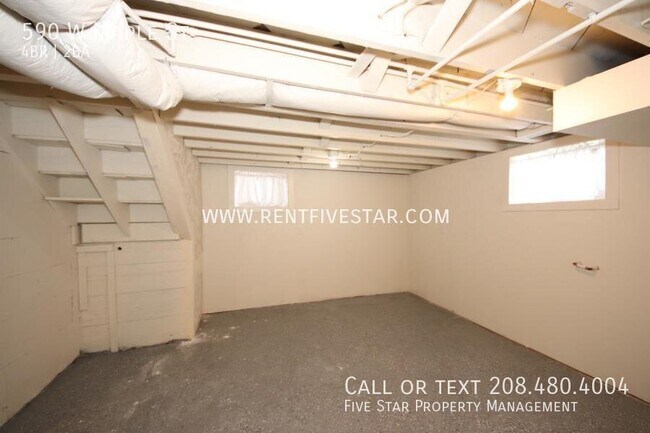 Building Photo - 590 W Maple St