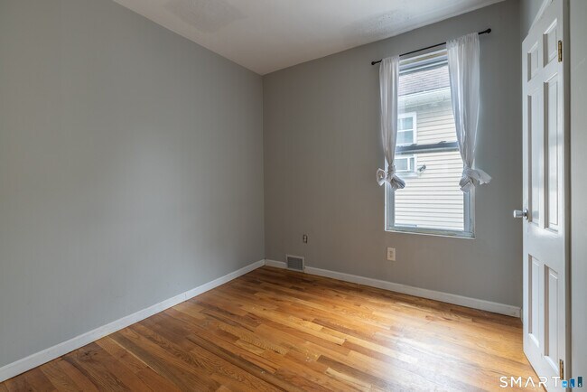 Building Photo - 727 Brewster St