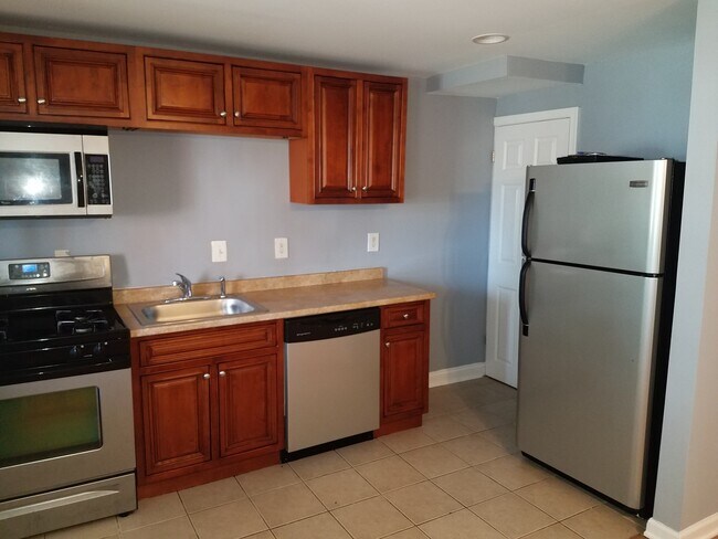 Building Photo - Charming 3 Bedroom/1 Bathroom Townhome in ...