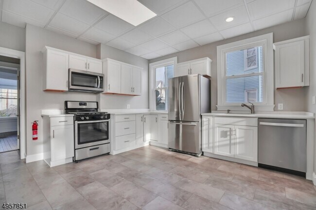 Building Photo - 25 Olyphant Dr