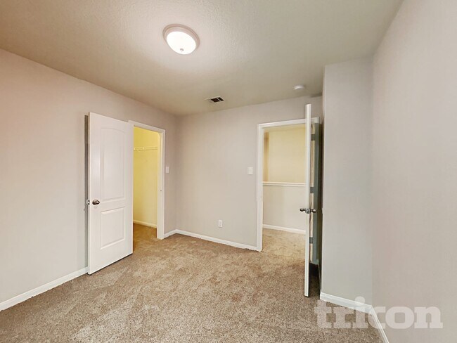 Building Photo - 17142 Common Point Dr