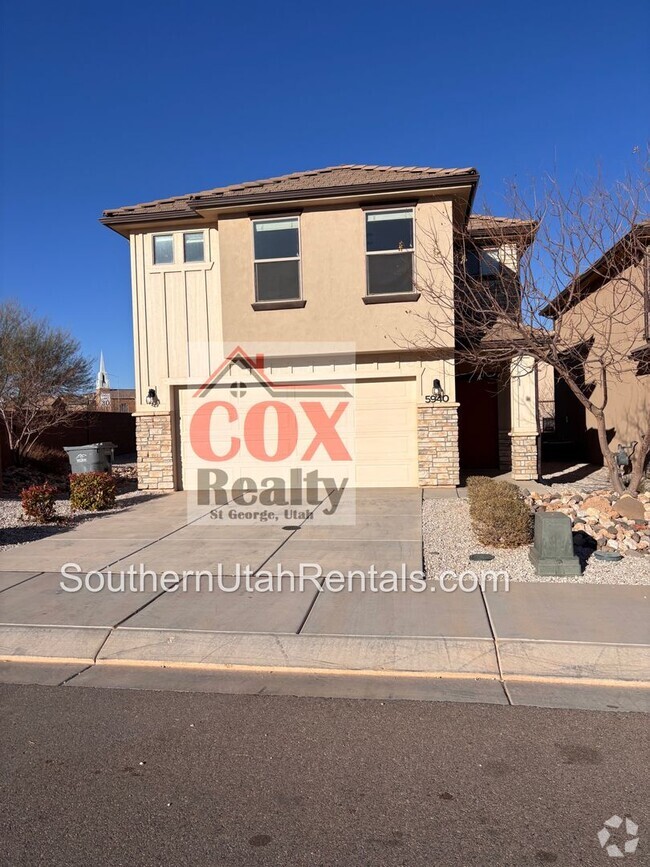 Building Photo - 4 bed | 2 1/2 bath | 2 car garage in Deser...