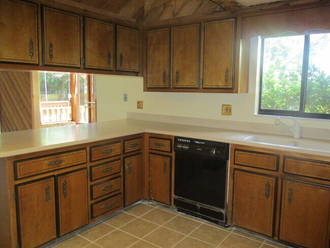 Building Photo - ( Oakcrest) 3/ 2 spacious home
