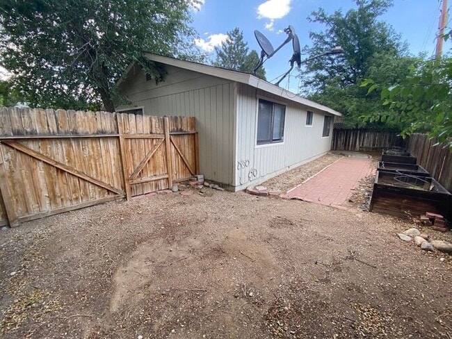 Building Photo - Charming Sparks Duplex - Yard/Garage/Centr...