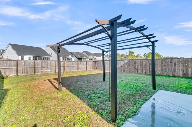 Building Photo - Meticulous 3 Bedroom Home in Lindera Prese...