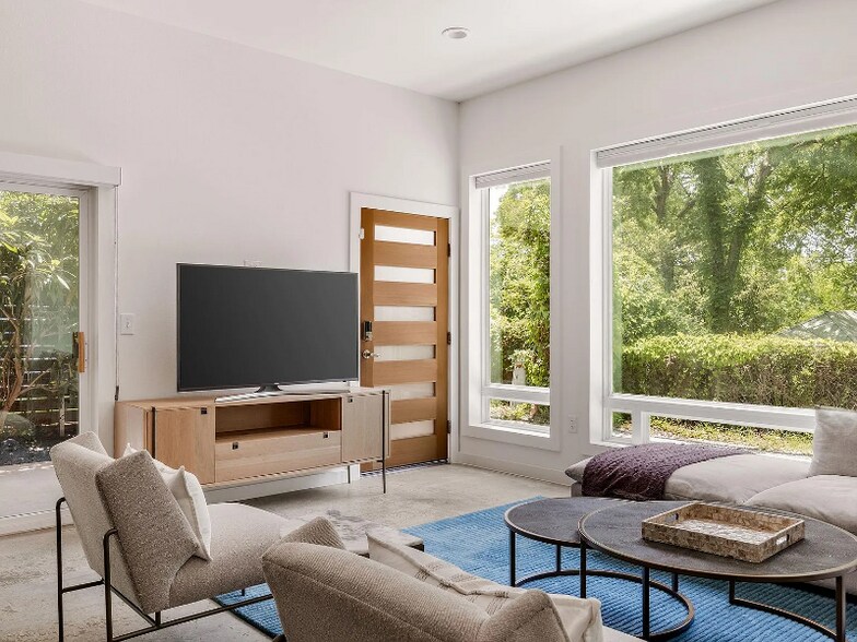 Building Photo - 2211 Canterbury St